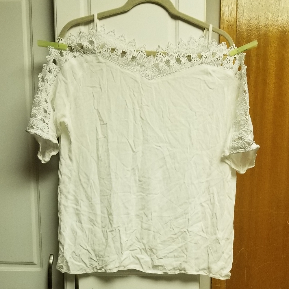 👙Unbranded off shoulder embroidered sleeve top